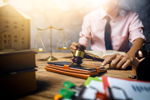 10 Things to Look For When Hiring a Property Damage Lawyer: A Comprehensive Guide